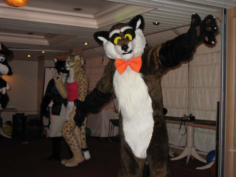 073-fursuitdance-growl.jpg